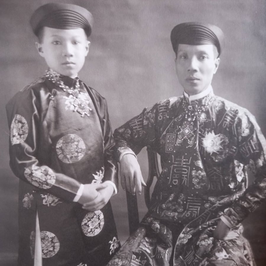 Le jeune Bảo Đại aux côtés de son père, l'empereur Khải Định