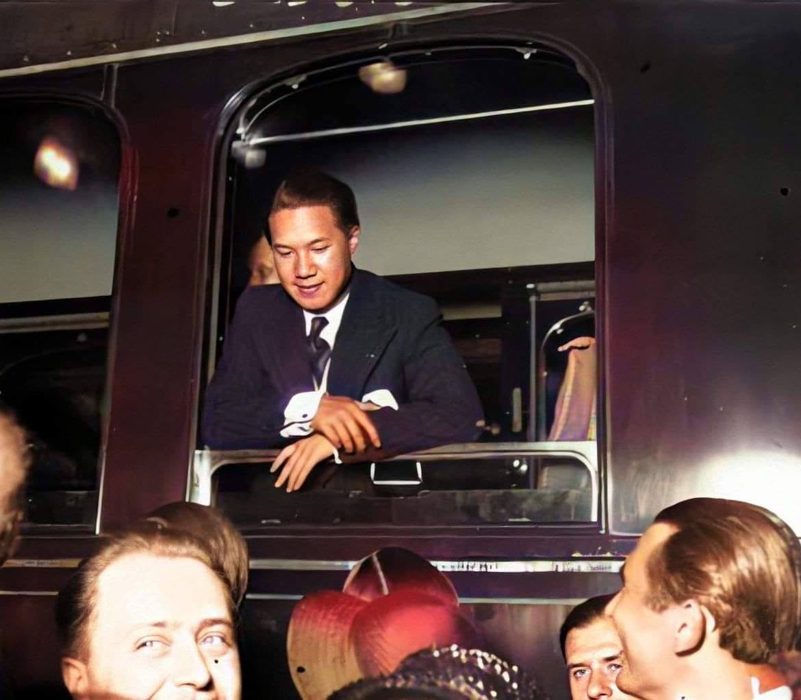 Bảo Đại à la fenêtre d'un train, accueilli par la foule