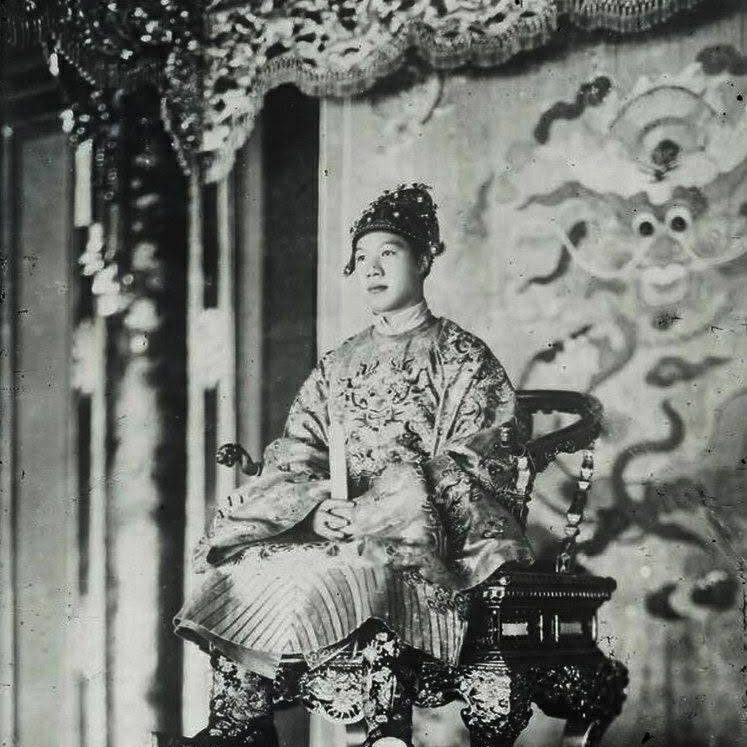 Le jeune empereur Bảo Đại sur le trône