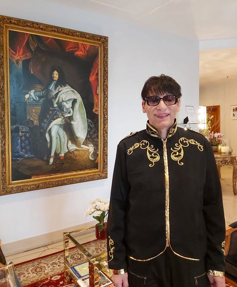 Patrick-Édouard Bloch-Carcenac devant un portrait de Louis XIV