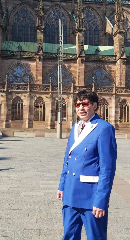 Patrick-Édouard Bloch-Carcenac devant la cathédrale de Strasbourg